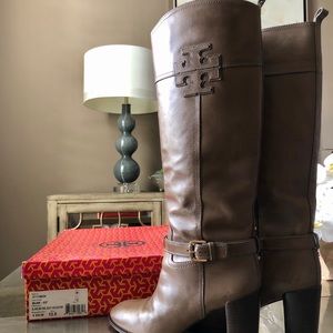 Tory Burch Blaire riding boot. Leather. Round toe.